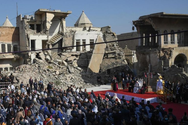 Papa reza no Iraque pelas vítimas da guerra contra grupo Estado Islâmico