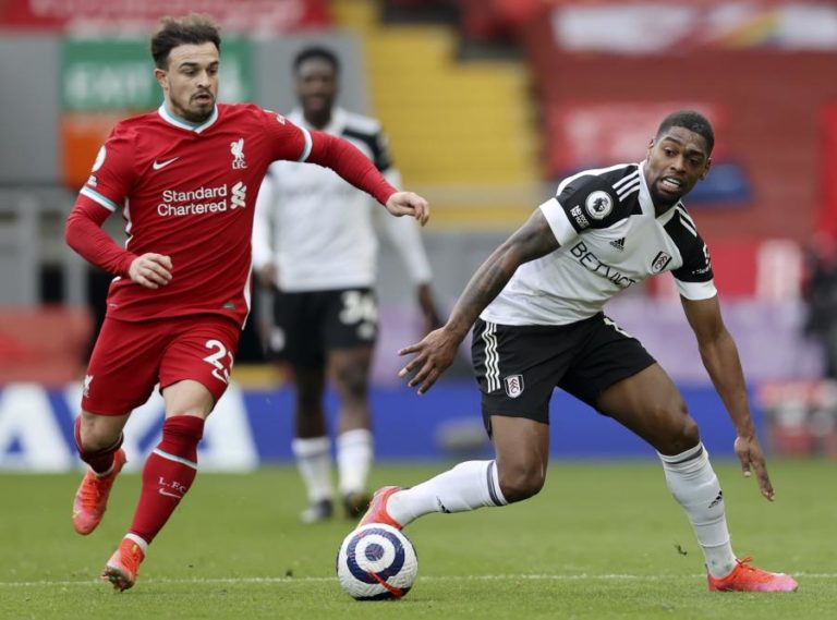 Campeão Liverpool agrava crise com sexta derrota consecutiva em Anfield