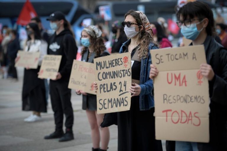 Igualdade e queixas da pandemia reuniram centenas de pessoas em protesto no Porto