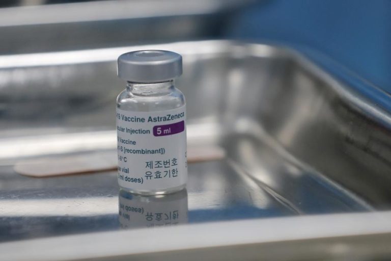 Covid-19: Alergias graves entre os possíveis efeitos secundários da vacina AstraZeneca