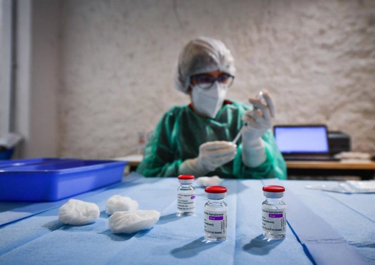 Covid-19: Bruxelas considera “inaceitável” atrasos na entrega da vacina da AstraZeneca à UE