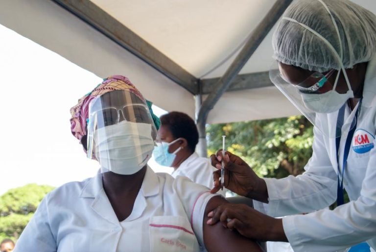 Covid-19: Cerca de 46 mil profissionais de saúde vacinados em Moçambique