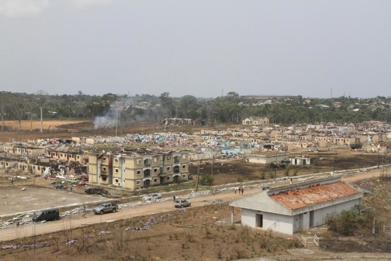 Guiné Equatorial: Governo espera aumento de número de mortos com remoção de escombros
