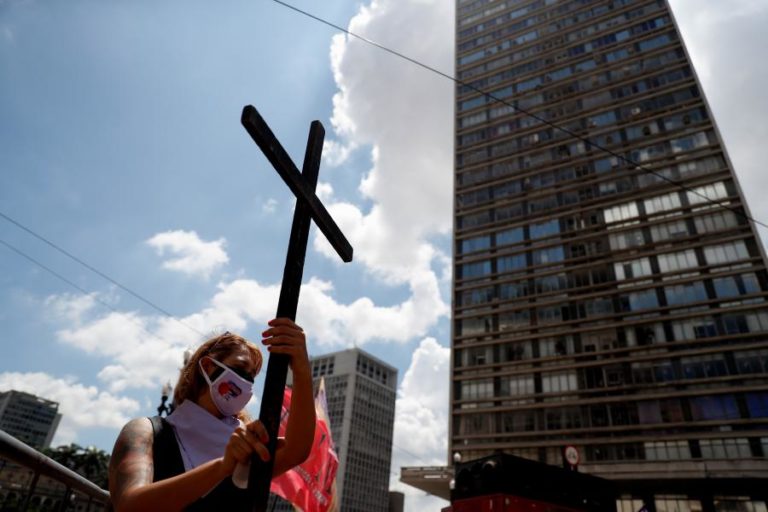Covid-19: Brasil regista mais de dois mil mortos pelo segundo dia consecutivo