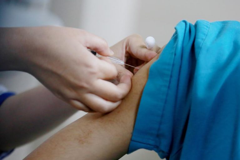 Covid-19: Governo francês mantém utilização da vacina Astrazeneca