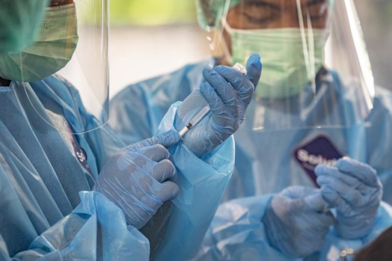 Covid-19: Benefícios da vacina AstraZeneca “mantêm-se superiores ao risco” – Infarmed