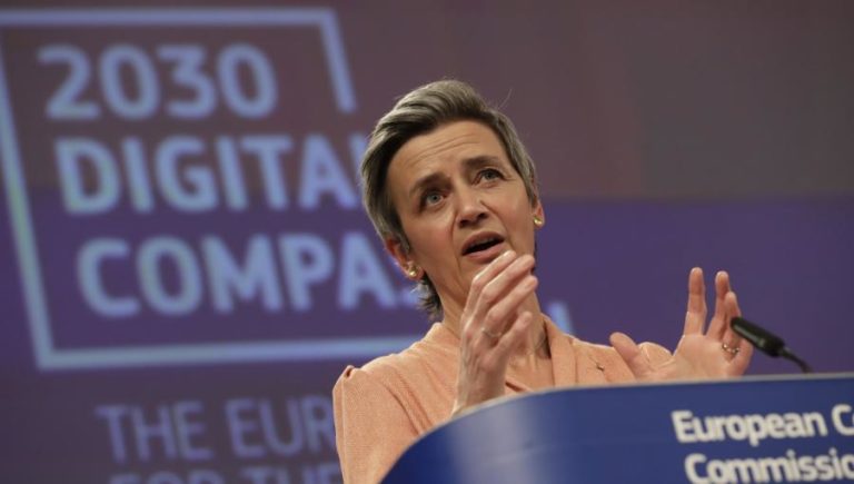 Covid-19: Vestager espera que livre-trânsito digital permita verão normal na UE