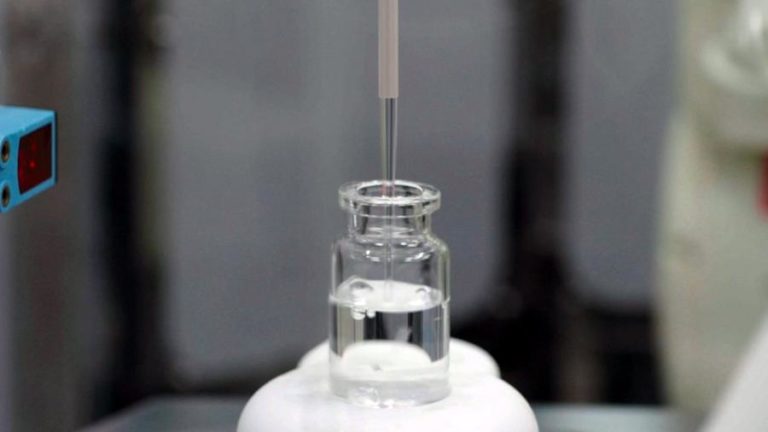 Covid-19: Todas as farmacêuticas “com problemas” de produção de vacinas