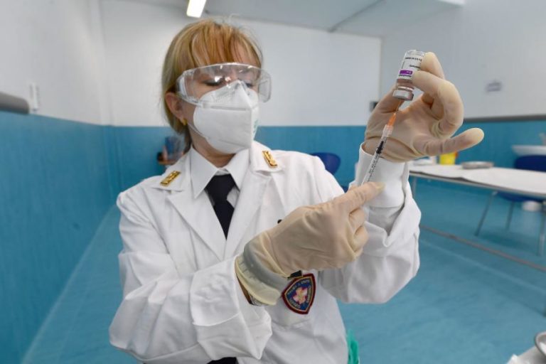 Covid-19: OMS diz que não há razão para não usar vacina da AstraZeneca