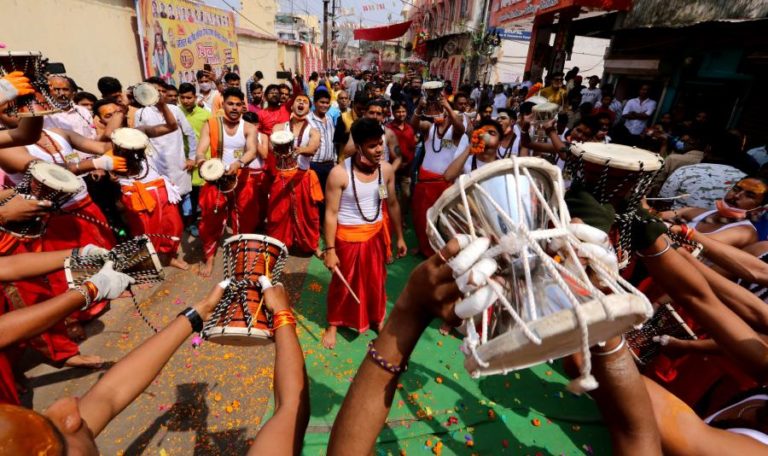 Centenas de milhares de indianos reúnem-se para banho no rio Ganges