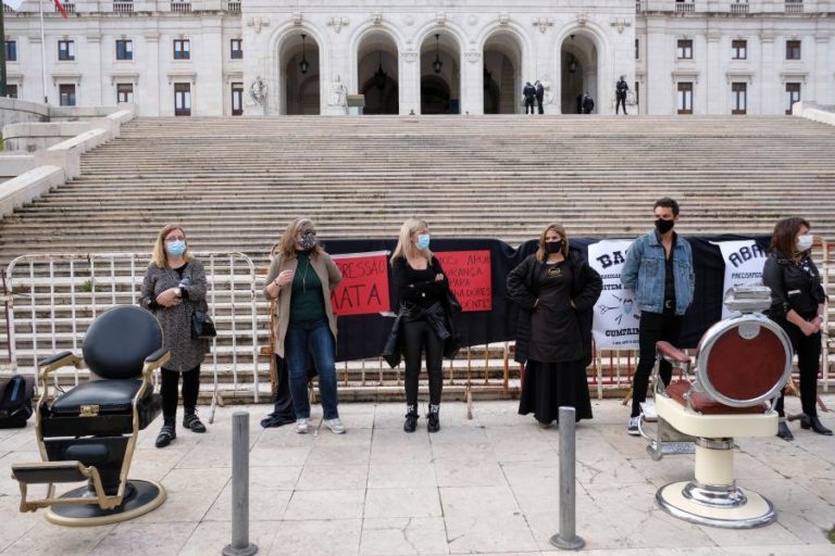 Covid-19: Cabeleireiros pedem reabertura na 1.ª fase e alertam para aumento da clandestinidade