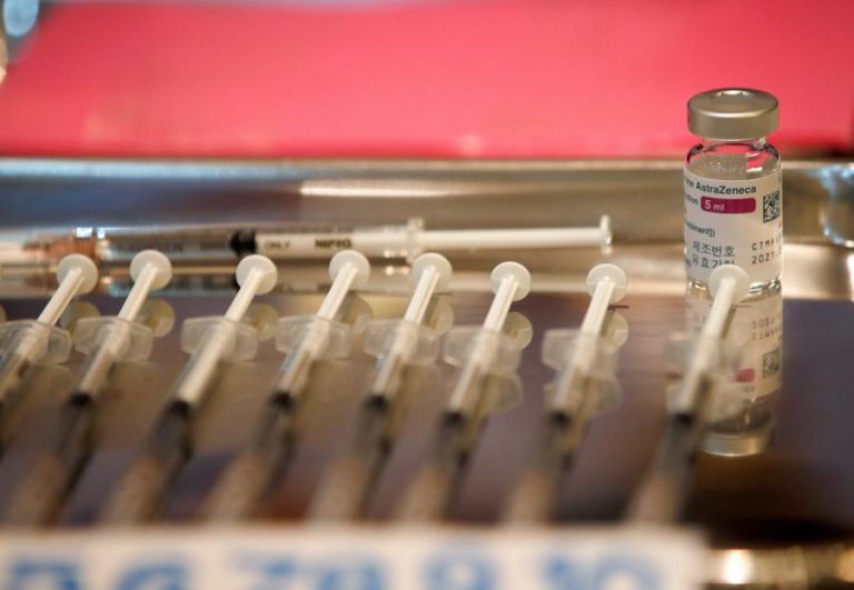 Covid-19: França suspende vacinação com fármaco da AstraZeneca