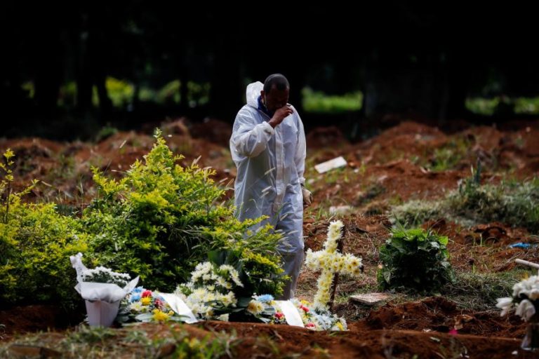 Covid-19: Oito em cada dez brasileiros crê que a pandemia está fora de controlo