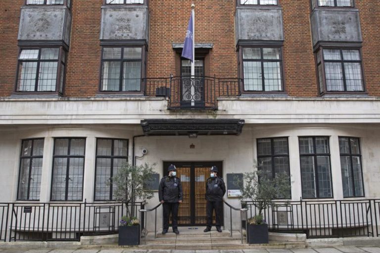 Príncipe Filipe, marido da Rainha de Inglaterra, sai do hospital