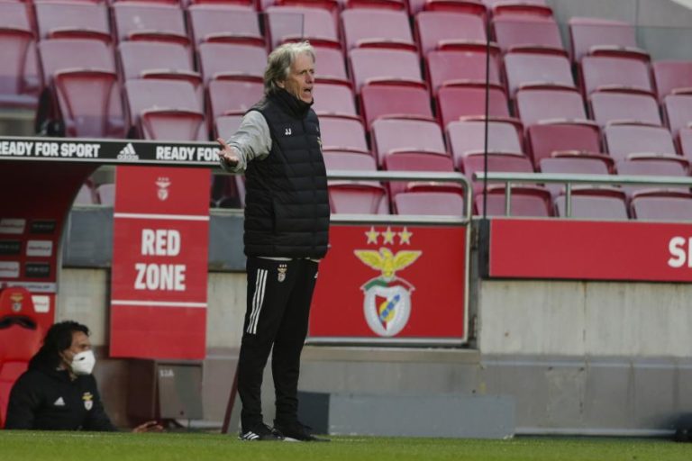 Jesus admite usar três defesas-centrais em Braga