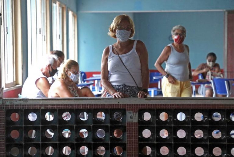 Covid-19: Economistas do Brasil pedem medidas mais duras para travar pandemia