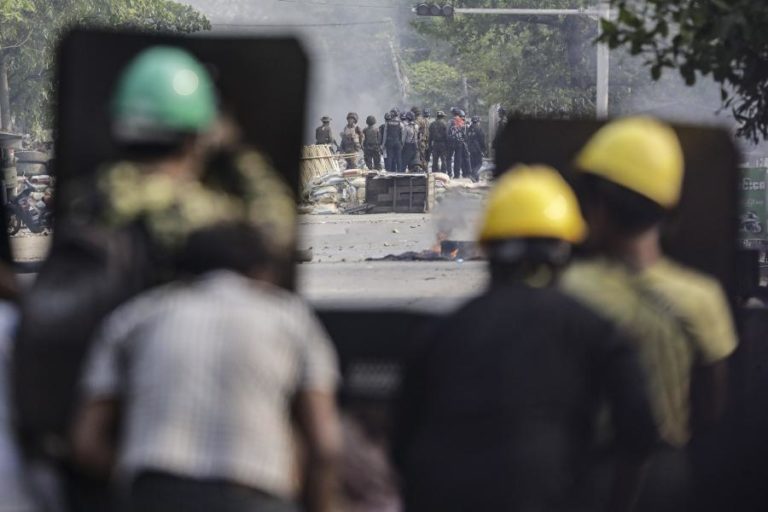 Pelo menos cinco mortos em protestos contra golpe de Junta Militar em Myanmar