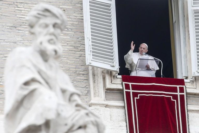 Papa Francisco exorta ao fim da guerra na Síria após uma década de conflito armado