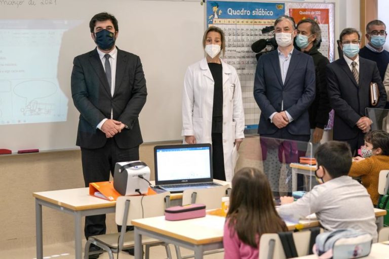 Covid-19: Ministro da Educação diz que já foram realizados 65 mil testes nas escolas