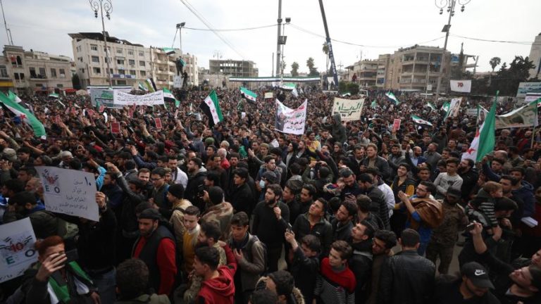 Manifestantes em Idlib na Síria assinalam o décimo aniversário da “revolução”