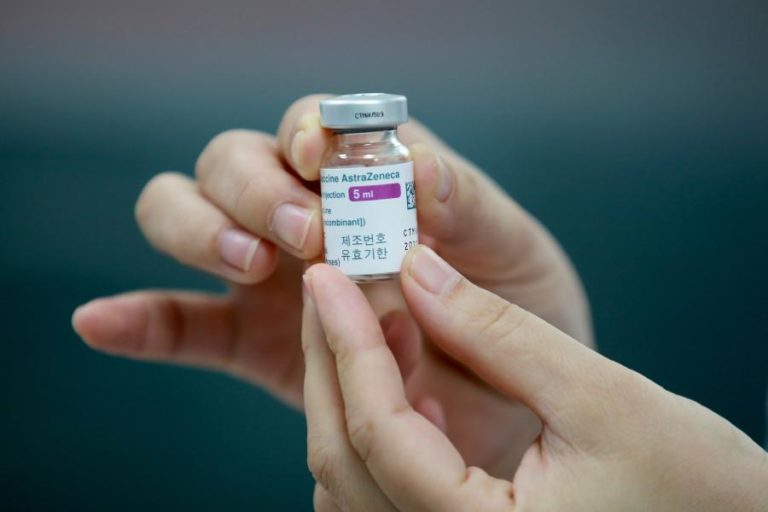 Covid-19: Bruxelas ameaça bloquear exportações da vacina AstraZeneca