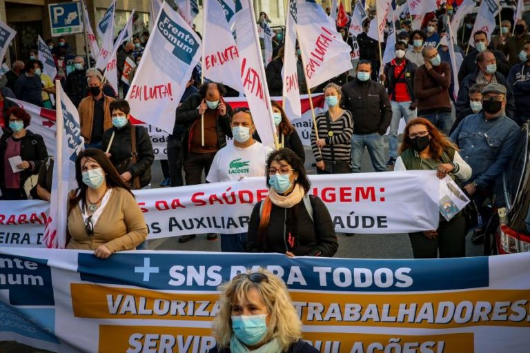 Mais de 100 sindicalistas da Frente Comum exigem ao Governo aumentos salariais