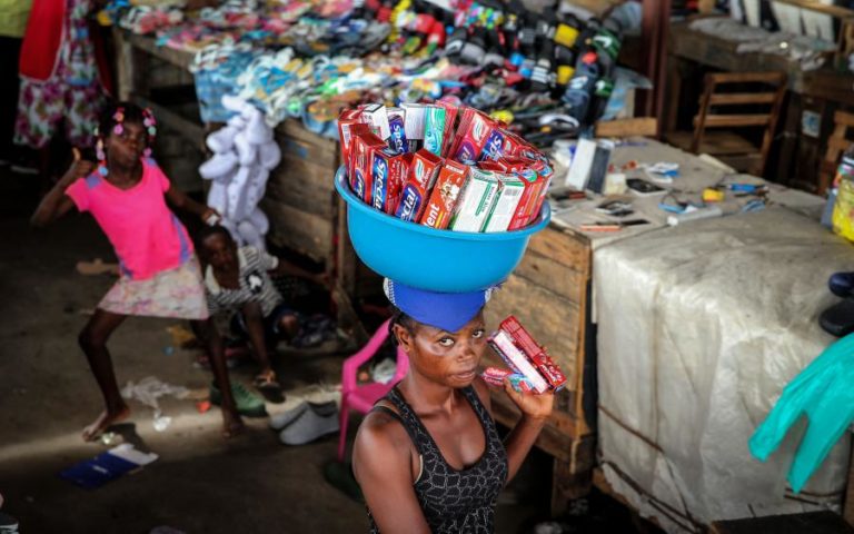 Covid-19/Um ano: “Zungueiras” em Luanda sem lucros “batalham” apenas para o pão dos filhos