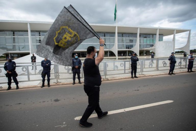 Polícia do Brasil detém grupo de manifestantes que exibiu faixa contra Bolsonaro