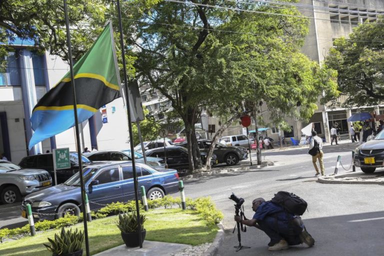 Samia Suluhu toma posse como primeira mulher a liderar a Tanzânia