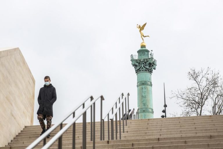 Covid-19: Dezasseis regiões francesas, incluindo Paris, passam a confinamento total