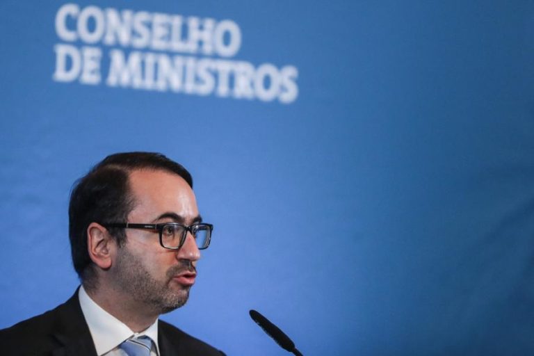 Covid-19: Governo diz que “é uma boa notícia” que vacina da AstraZeneca seja segura