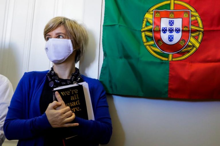 Ministra da Saúde destaca importância da morte com dignidade