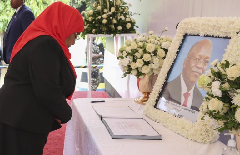 Tanzanianos nas ruas para homenagear John Magufuli após morte do presidente