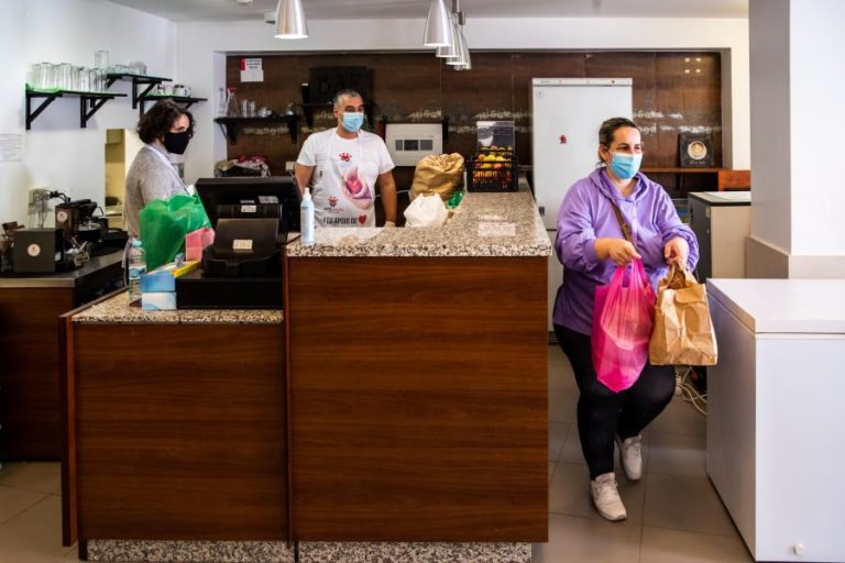 Covid-19: Carla teve de pedir para comer e hoje é ela que alimenta quem precisa