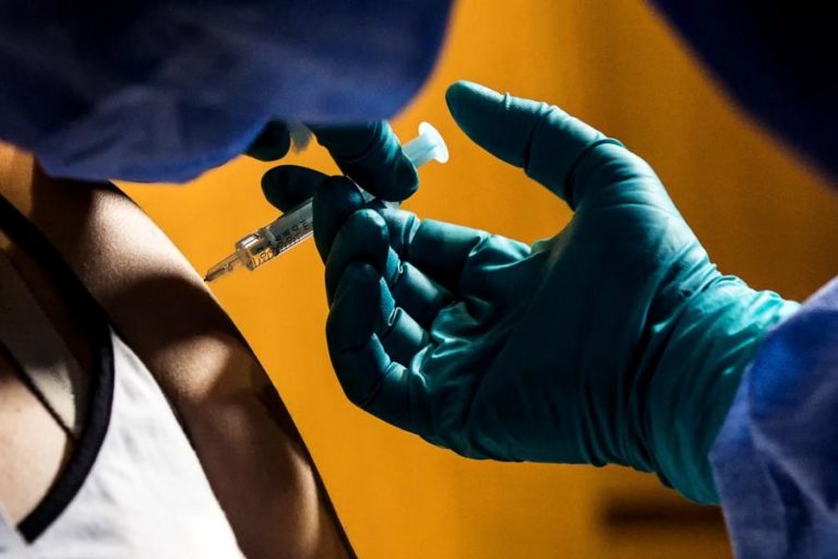 Covid-19: AstraZeneca diz que estudo norte-americano demonstra eficácia de 79%