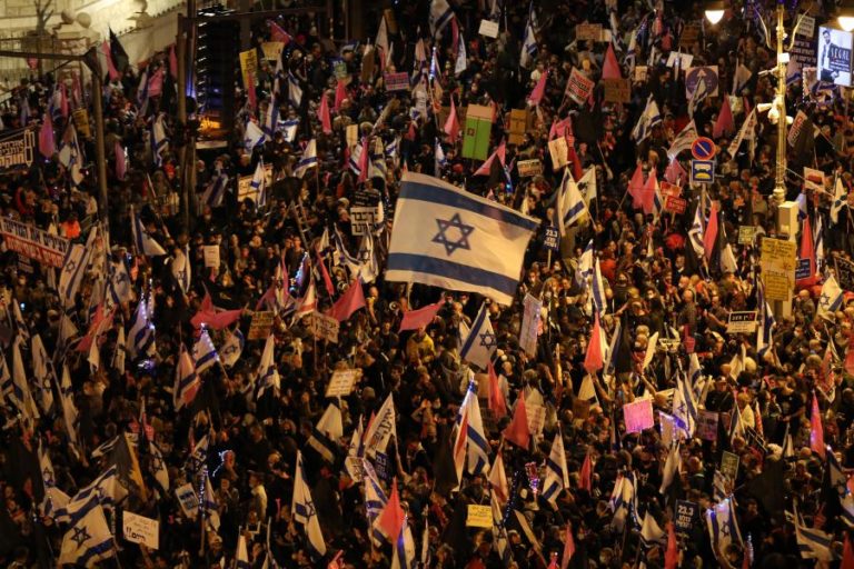 Israel: Milhares manifestam-se contra Netanyahu a três dias das legislativas