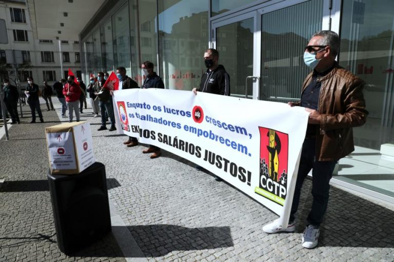 Dezenas de trabalhadores da EDP manifestam-se contra aumentos salariais de 0%