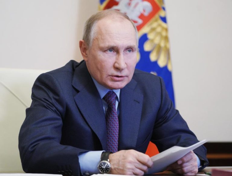 Covid-19: Putin critica reservas de autoridades europeias sobre vacinas russas