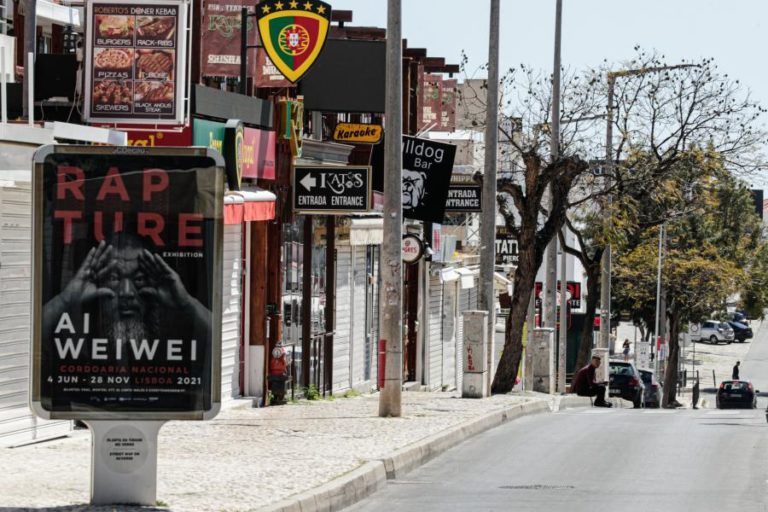 Covid-19: Empresários do Algarve anseiam por turistas e temem falências