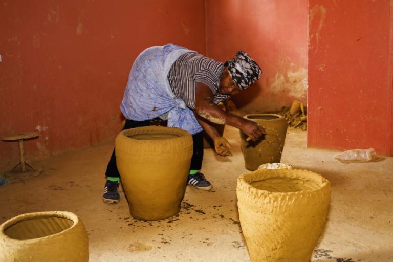 Oleiras em Cabo Verde passam vida a moldar o barro mas veem profissão em risco