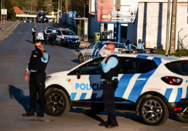 Dezenas de pessoas nas ruas de Santa Marta de Corroios à espera de regressar a casa