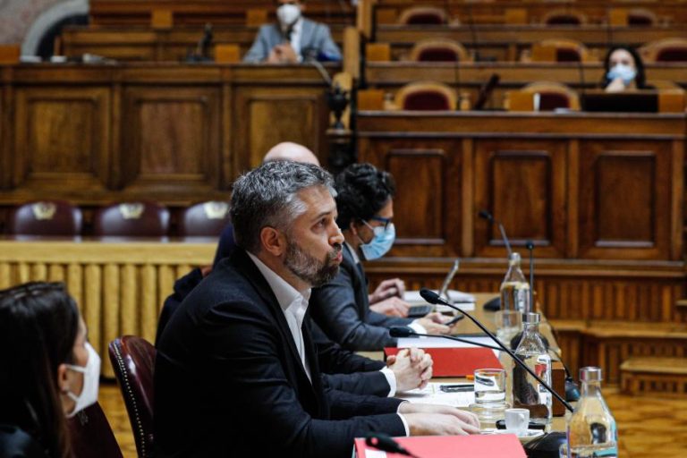 Governo diz que a TAP paga acima do preço de mercado à Groundforce e tem de rever contrato