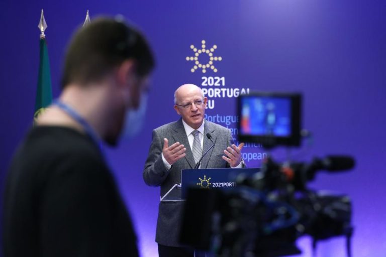 Covid-19: MNE defende reforço dos sistemas de saúde pública e da cooperação