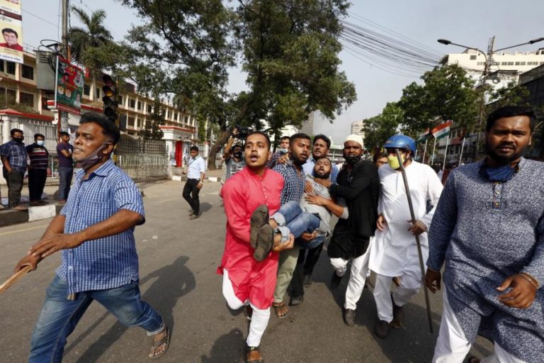 Novas manifestações contra PM indiano fazem mais cinco mortos no Bangladesh