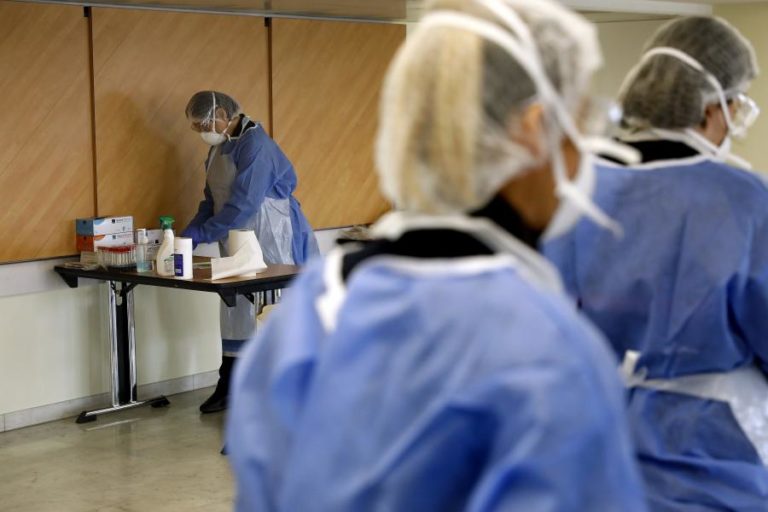 Covid-19: França ultrapassa número máximo de doentes graves da segunda vaga