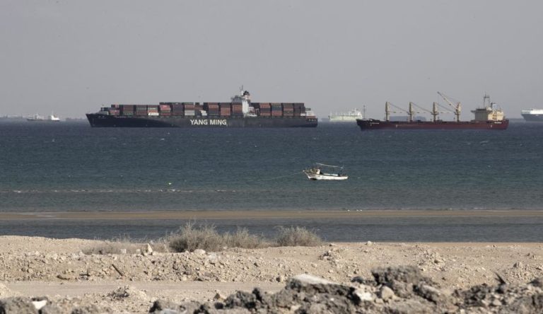 Egito prevê “três dias e meio” para descongestionar tráfego no Canal do Suez