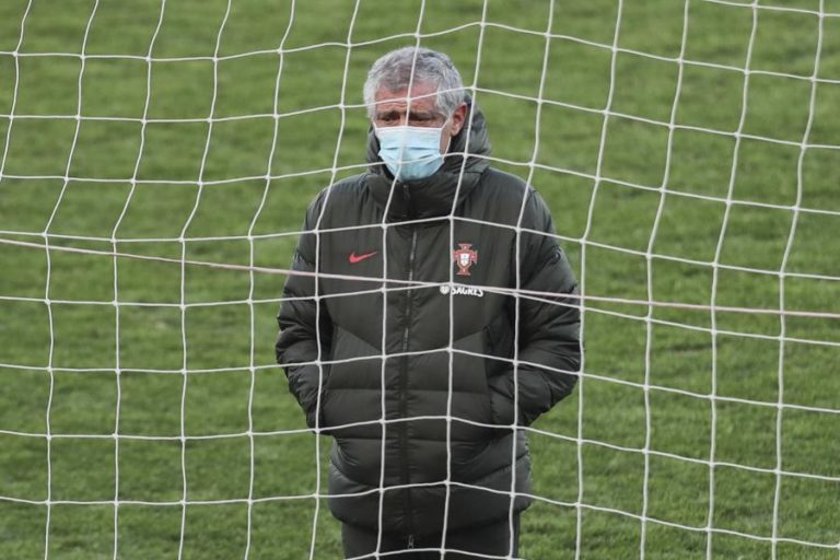 Mundial2022: Fernando Santos muda mais de meia equipa frente à Sérvia