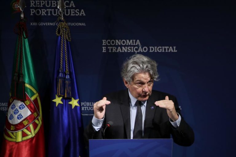 Covid-19: UE será “capaz” de entregar todas as vacinas previstas para o 2.º semestre, garante Bruxelas