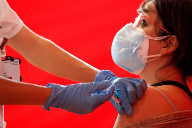 Covid-19: Bruxelas junta 300 empresas de 25 países para acelerar fabrico de vacinas