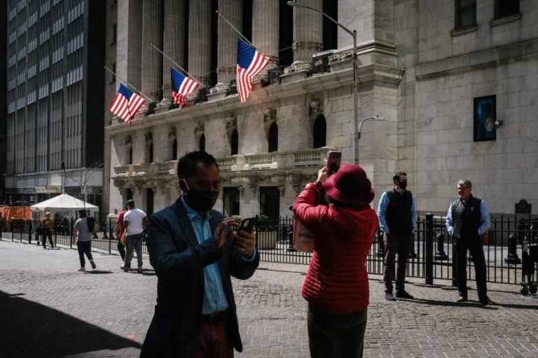 Wall Street fecha sem rumo com investidores a trocarem tecnológicas por cíclicas